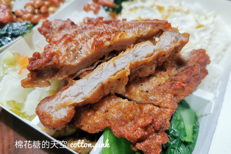 台中便當這家排骨超厚的！湘園排骨秘密武器這一味不能不加