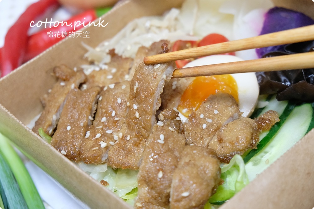 台中便當推薦|便當白飯通通換成香噴噴炒飯！人人有飯吃超大雞腿炒飯便當一盒抵兩盒～