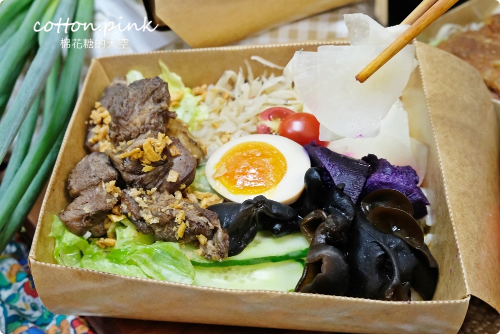 台中便當推薦|便當白飯通通換成香噴噴炒飯！人人有飯吃超大雞腿炒飯便當一盒抵兩盒～