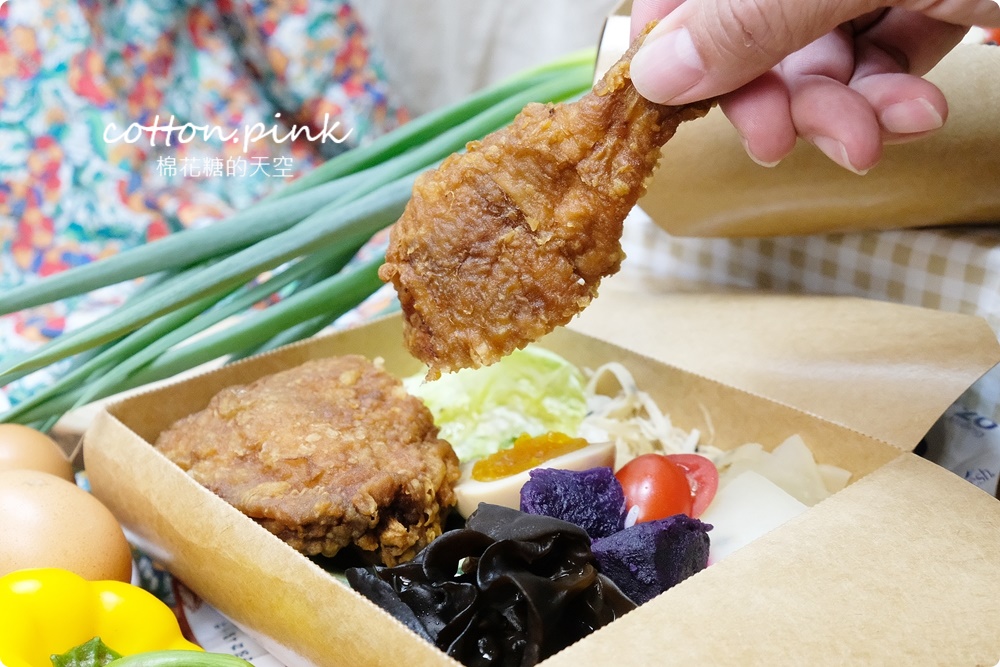 台中便當推薦|便當白飯通通換成香噴噴炒飯！人人有飯吃超大雞腿炒飯便當一盒抵兩盒～