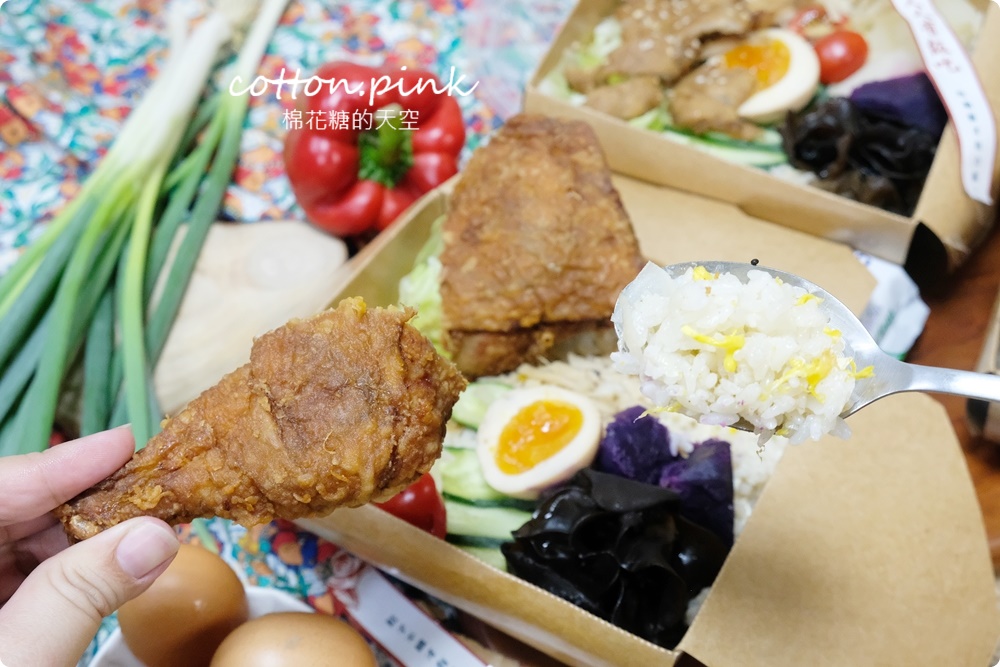 台中便當推薦|便當白飯通通換成香噴噴炒飯！人人有飯吃超大雞腿炒飯便當一盒抵兩盒～