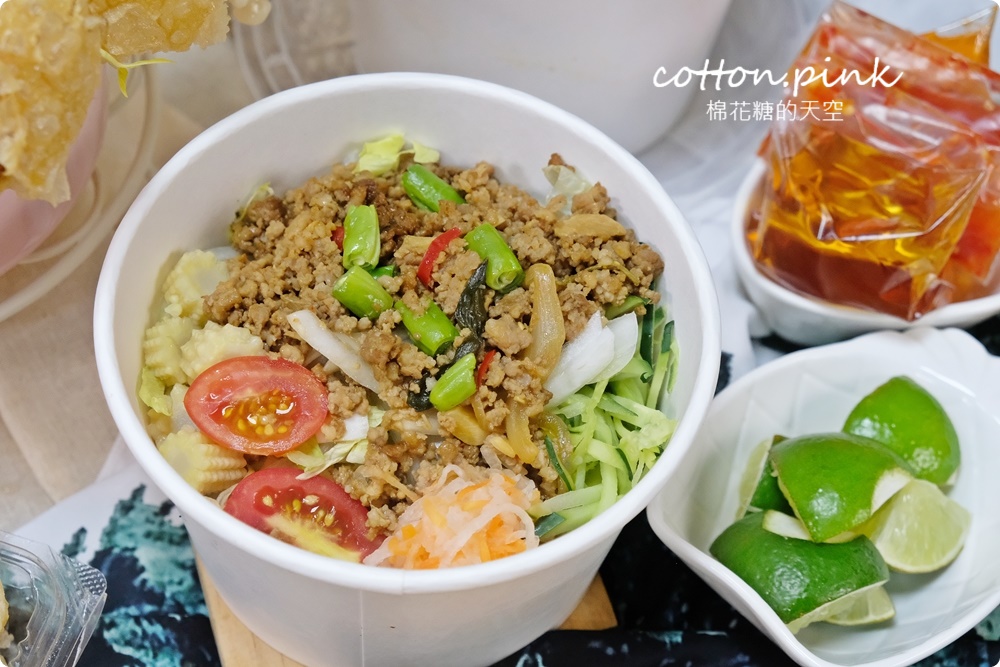 台中大里越好吃獨特越南火鍋開放外帶啦！超重菜盤、超大湯底吃兩頓都沒問題～越南麵包、湯河粉記得一起帶回家！