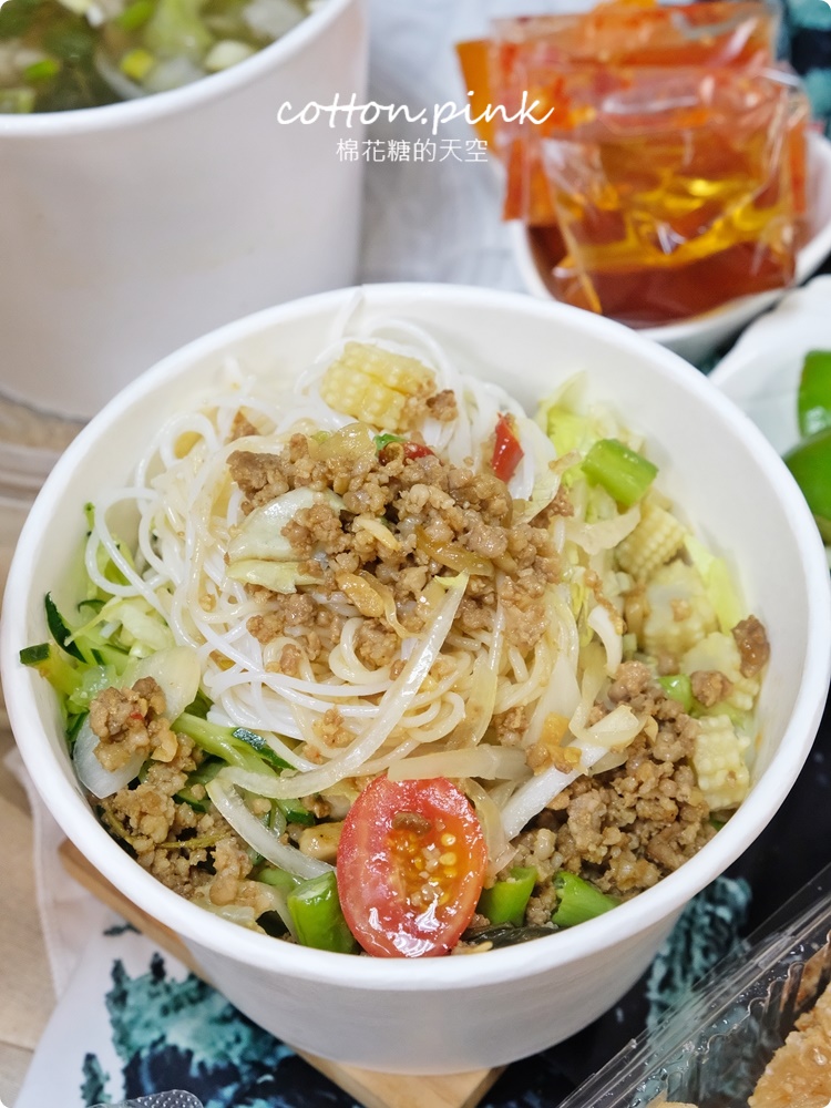 台中大里越好吃獨特越南火鍋開放外帶啦！超重菜盤、超大湯底吃兩頓都沒問題～越南麵包、湯河粉記得一起帶回家！