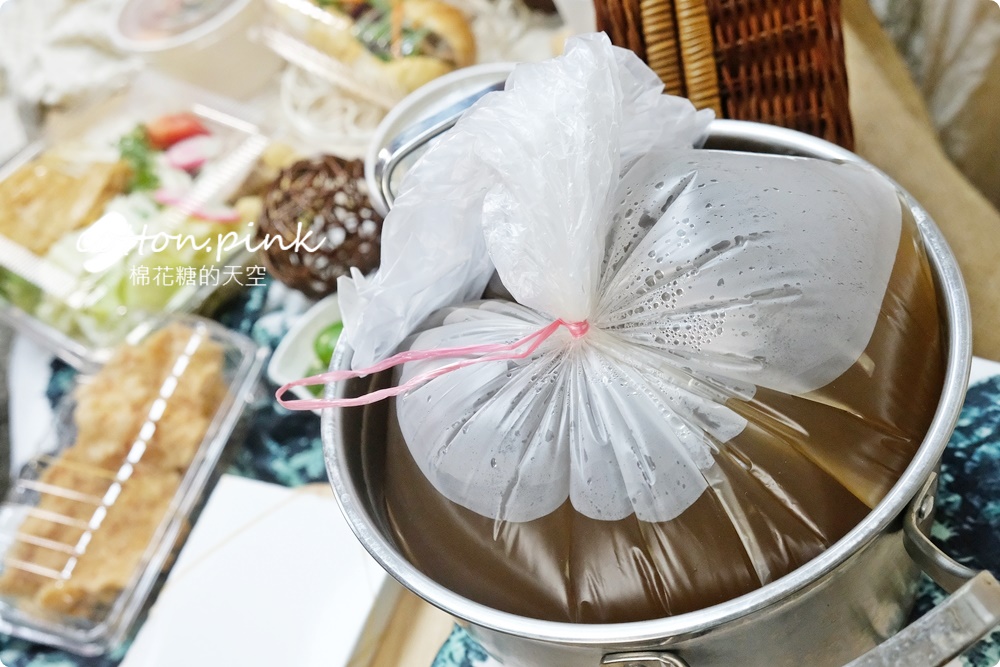 台中大里越好吃獨特越南火鍋開放外帶啦！超重菜盤、超大湯底吃兩頓都沒問題～越南麵包、湯河粉記得一起帶回家！