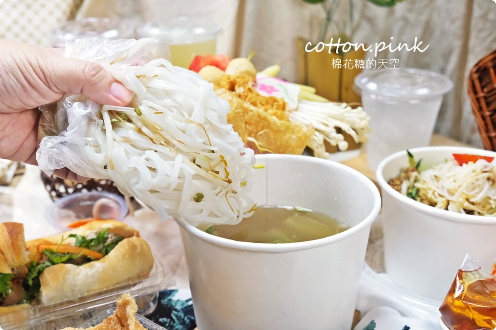 台中大里越好吃獨特越南火鍋開放外帶啦！超重菜盤、超大湯底吃兩頓都沒問題～越南麵包、湯河粉記得一起帶回家！