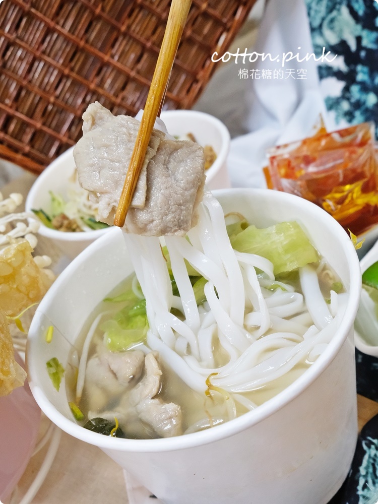 台中大里越好吃獨特越南火鍋開放外帶啦！超重菜盤、超大湯底吃兩頓都沒問題～越南麵包、湯河粉記得一起帶回家！