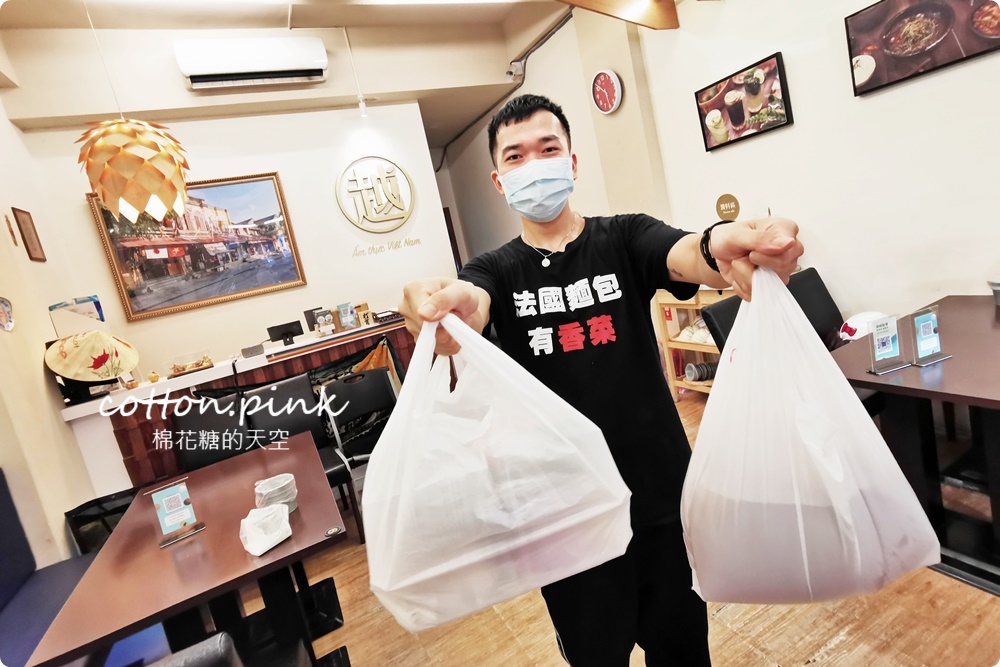 台中大里越好吃獨特越南火鍋開放外帶啦！超重菜盤、超大湯底吃兩頓都沒問題～越南麵包、湯河粉記得一起帶回家！