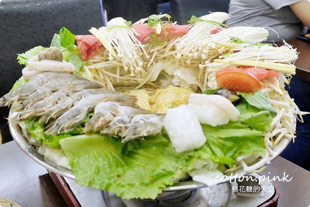 台中大里越好吃獨特越南火鍋開放外帶啦！超重菜盤、超大湯底吃兩頓都沒問題～越南麵包、湯河粉記得一起帶回家！