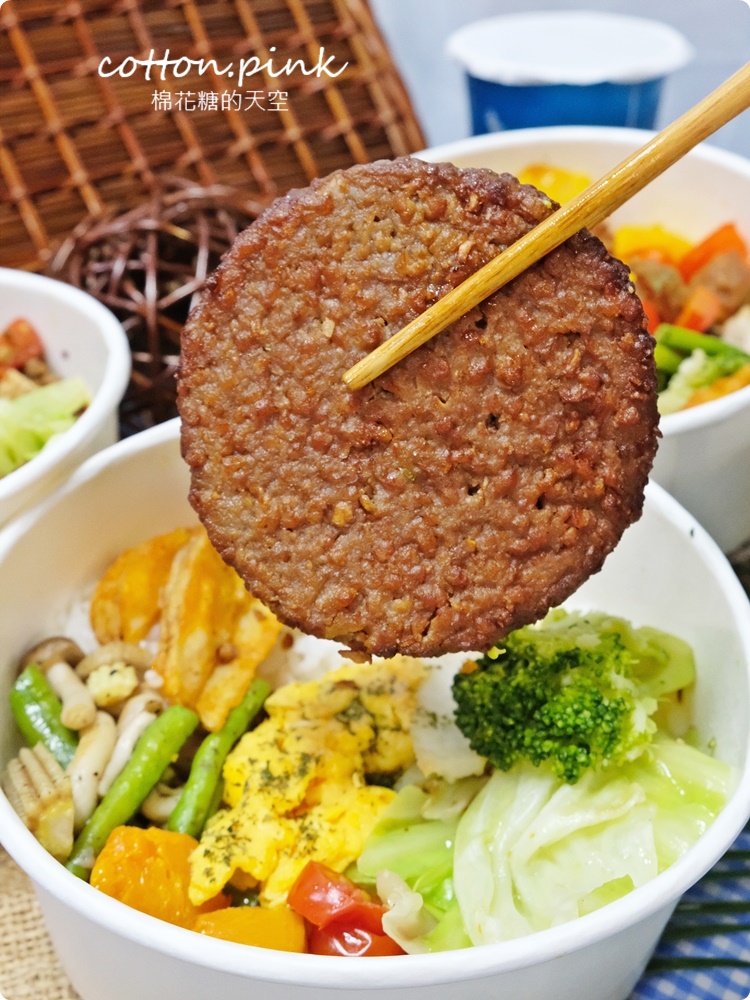 台中蔬食便當推薦|斐得蔬食外帶餐盒人氣超夯！最新口味植物肉排超厚超大塊～