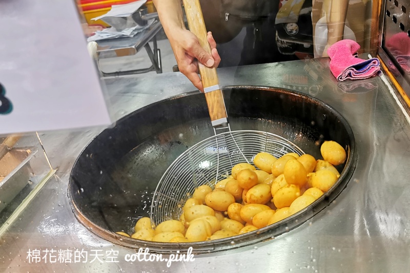 台中一中商圈排隊地瓜球搬家了！第一名地瓜球～超大一顆香噴噴