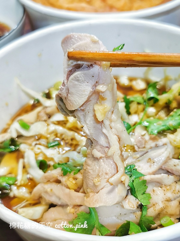 台中泰式便當超大盒！曼谷小城月亮蝦餅飯一次給四片～CP值超高！