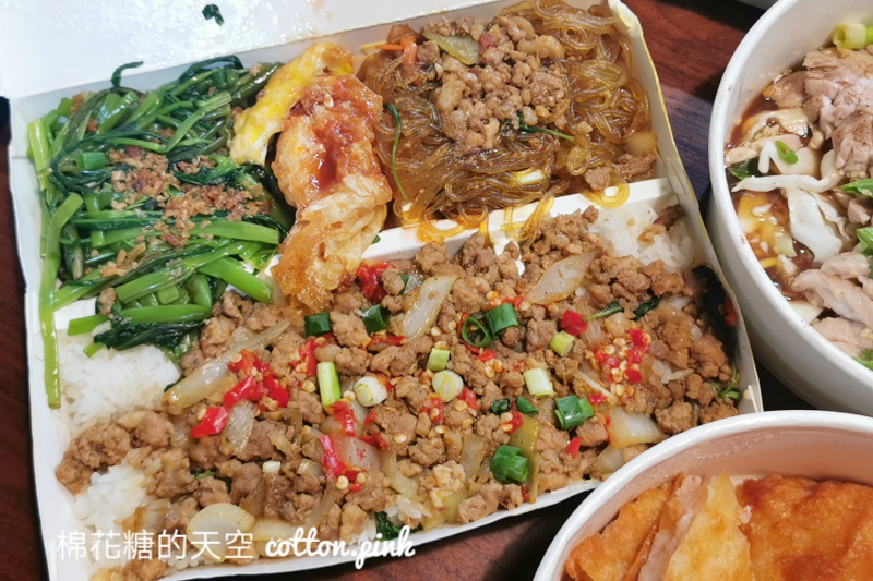 台中泰式便當超大盒！曼谷小城月亮蝦餅飯一次給四片～CP值超高！