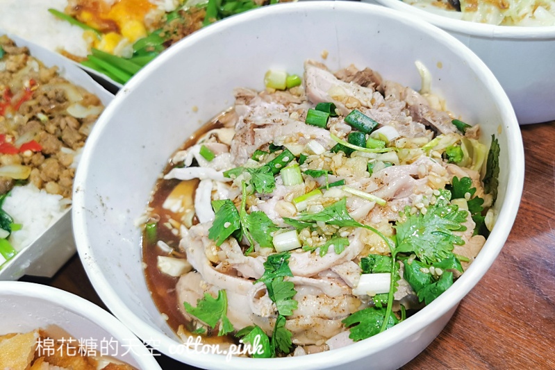 台中泰式便當超大盒！曼谷小城月亮蝦餅飯一次給四片～CP值超高！