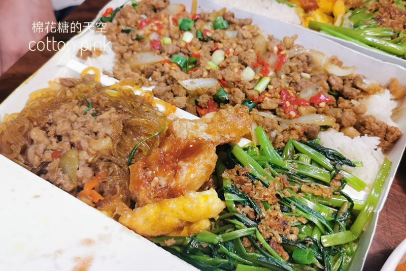 台中泰式便當超大盒！曼谷小城月亮蝦餅飯一次給四片～CP值超高！
