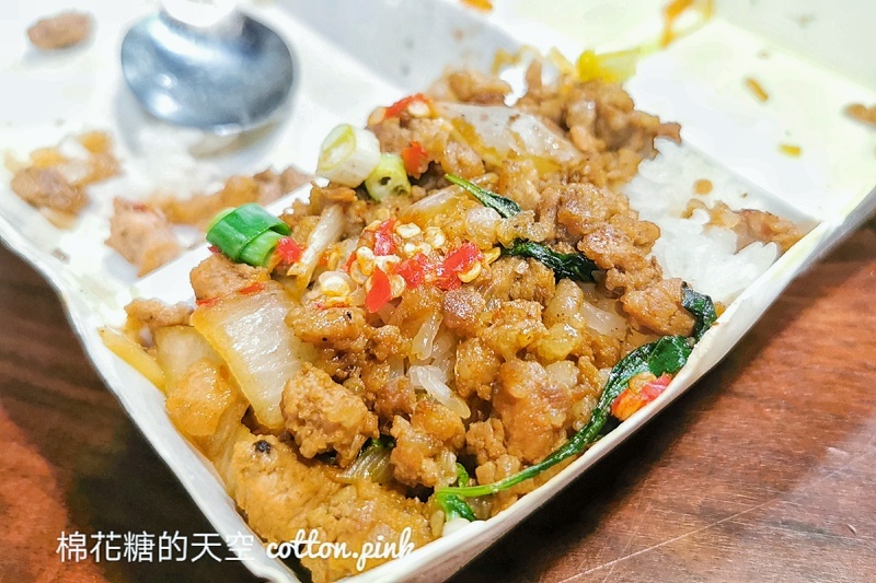 台中泰式便當超大盒！曼谷小城月亮蝦餅飯一次給四片～CP值超高！