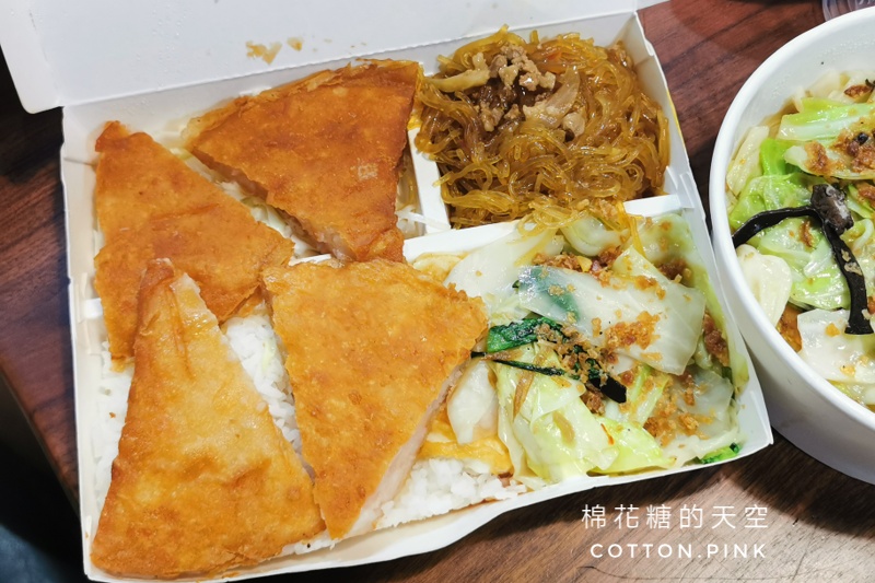 台中泰式便當超大盒！曼谷小城月亮蝦餅飯一次給四片～CP值超高！