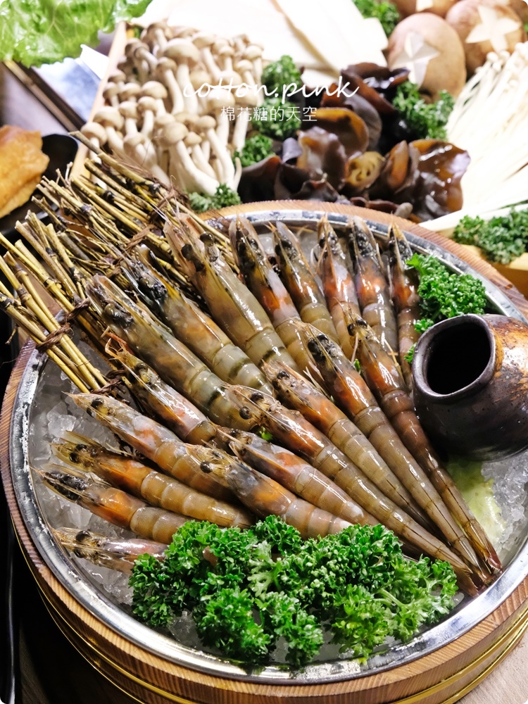 台中火鍋吃到飽這家最酷！圓砌鴛鴦升降鍋物提供超過十種口味冰淇淋～新時代店超美夜景訂位超搶手～