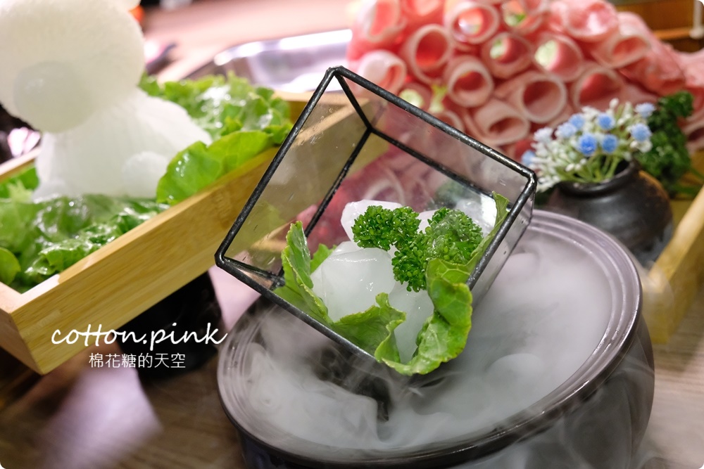 台中火鍋吃到飽這家最酷！圓砌鴛鴦升降鍋物提供超過十種口味冰淇淋～新時代店超美夜景訂位超搶手～