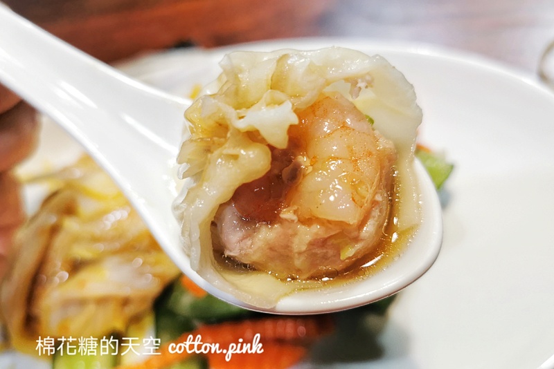 台中人氣湯包~三鮮湯包記得先預訂，蝦仁湯包整隻蝦在裡面