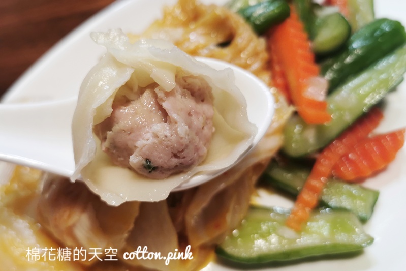 台中人氣湯包~三鮮湯包記得先預訂，蝦仁湯包整隻蝦在裡面