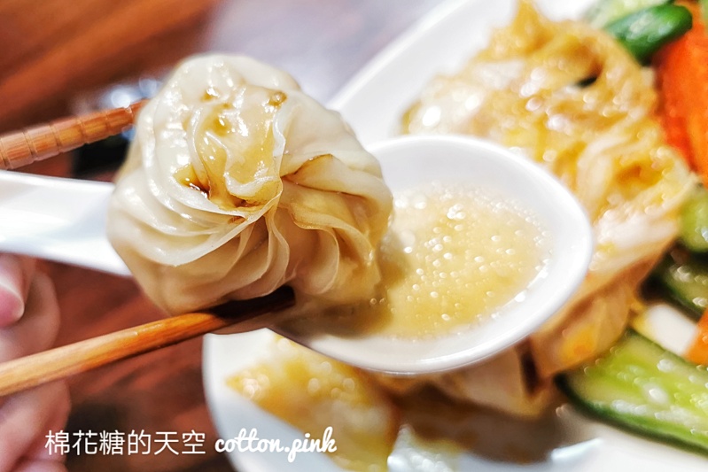 台中人氣湯包~三鮮湯包記得先預訂，蝦仁湯包整隻蝦在裡面