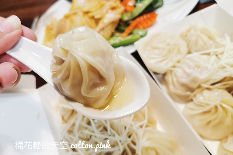 台中人氣湯包~三鮮湯包記得先預訂，蝦仁湯包整隻蝦在裡面