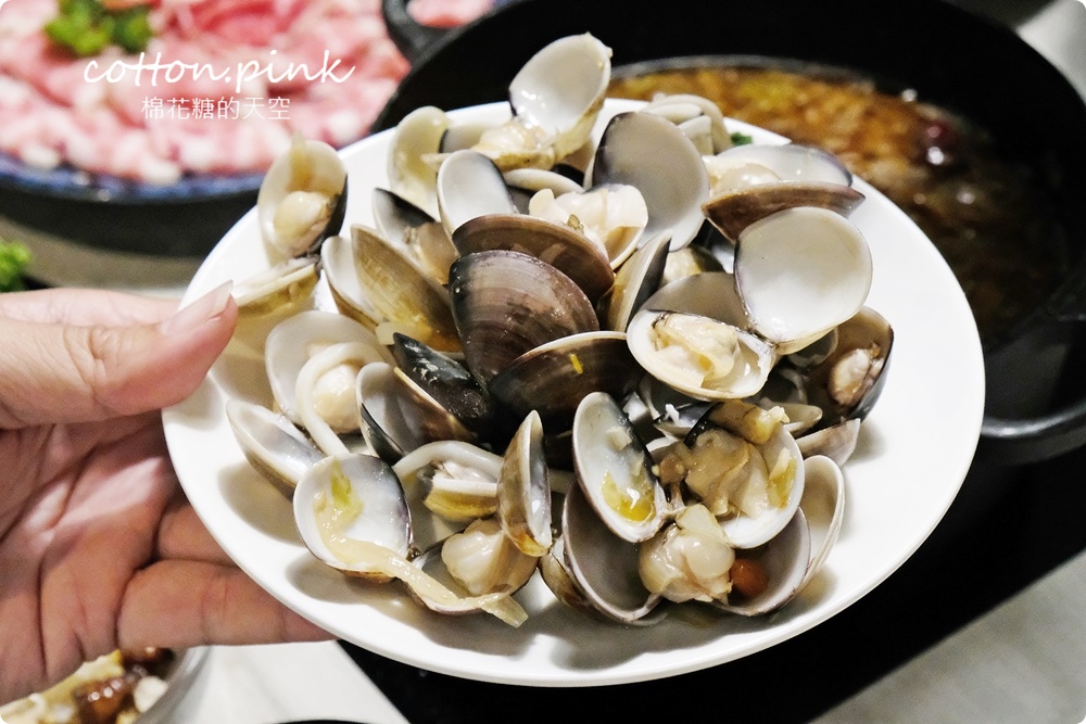 台中火鍋海陸大餐一個人也能吃！養鍋飲料、冰淇淋吃到飽超過癮～超萌柴犬主題火鍋