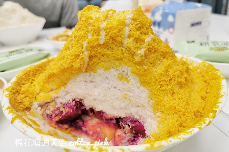 台中雪花冰這家真的是用水果打的！泥泥冰果看起來沒有料～但全部都是水果阿！