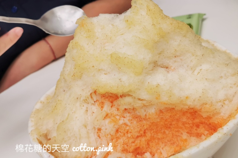 台中雪花冰這家真的是用水果打的！泥泥冰果看起來沒有料～但全部都是水果阿！
