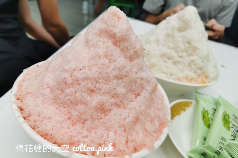 台中雪花冰這家真的是用水果打的！泥泥冰果看起來沒有料～但全部都是水果阿！