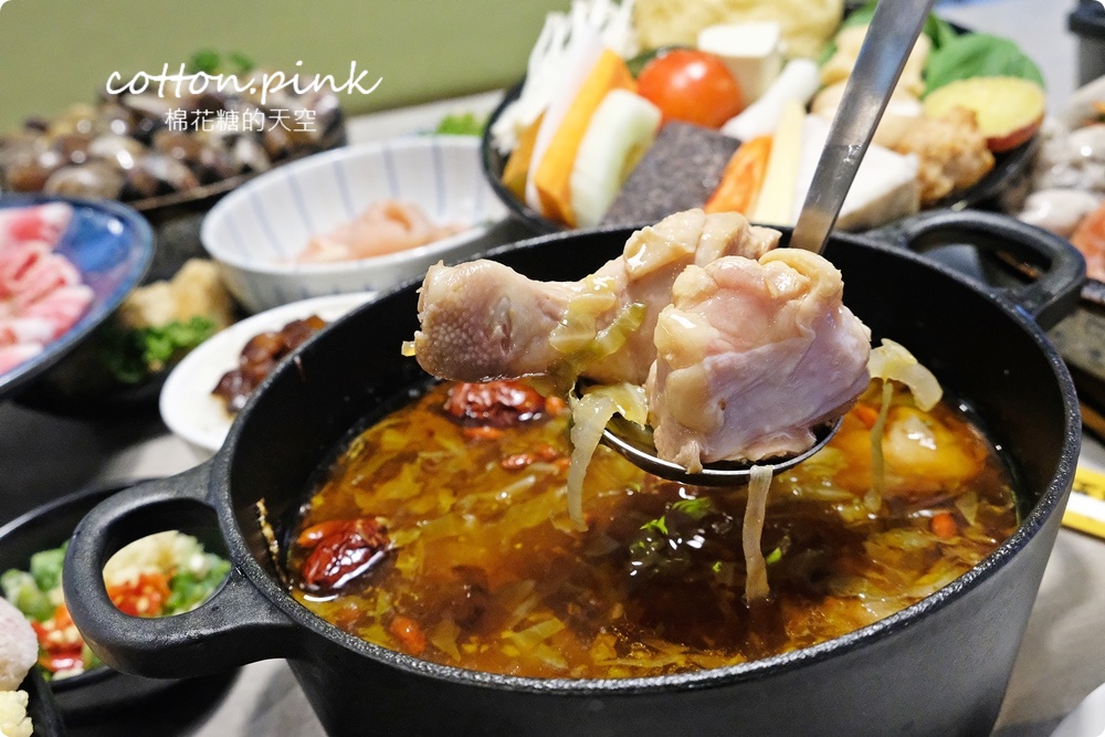 台中火鍋海陸大餐一個人也能吃！養鍋飲料、冰淇淋吃到飽超過癮～超萌柴犬主題火鍋