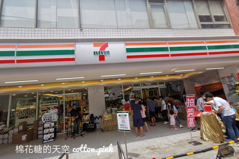 台中第一家史努比7-11開幕啦！每個角落都好拍～還有限定史努比咖啡杯喔！