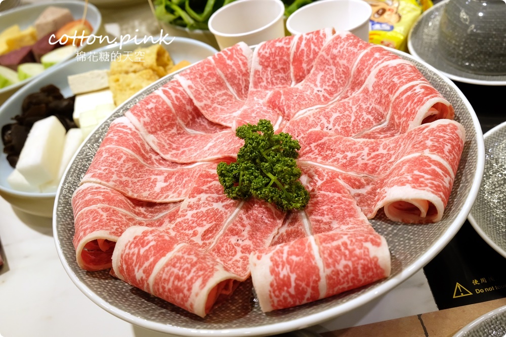 台中人氣火鍋～嗑肉石鍋最新二代店大升級！全台第一家！蔬菜、咖哩飯、霜淇淋吃到飽！