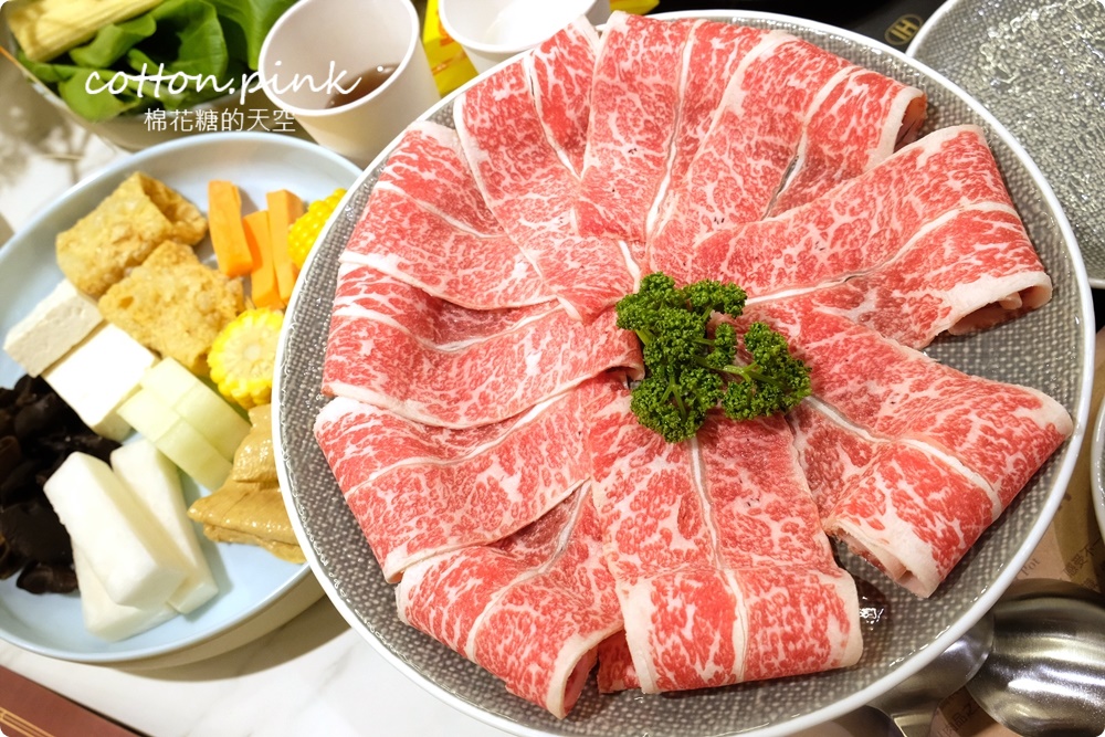 台中人氣火鍋～嗑肉石鍋最新二代店大升級！全台第一家！蔬菜、咖哩飯、霜淇淋吃到飽！