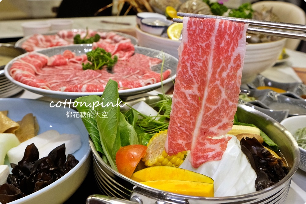 台中人氣火鍋～嗑肉石鍋最新二代店大升級！全台第一家！蔬菜、咖哩飯、霜淇淋吃到飽！