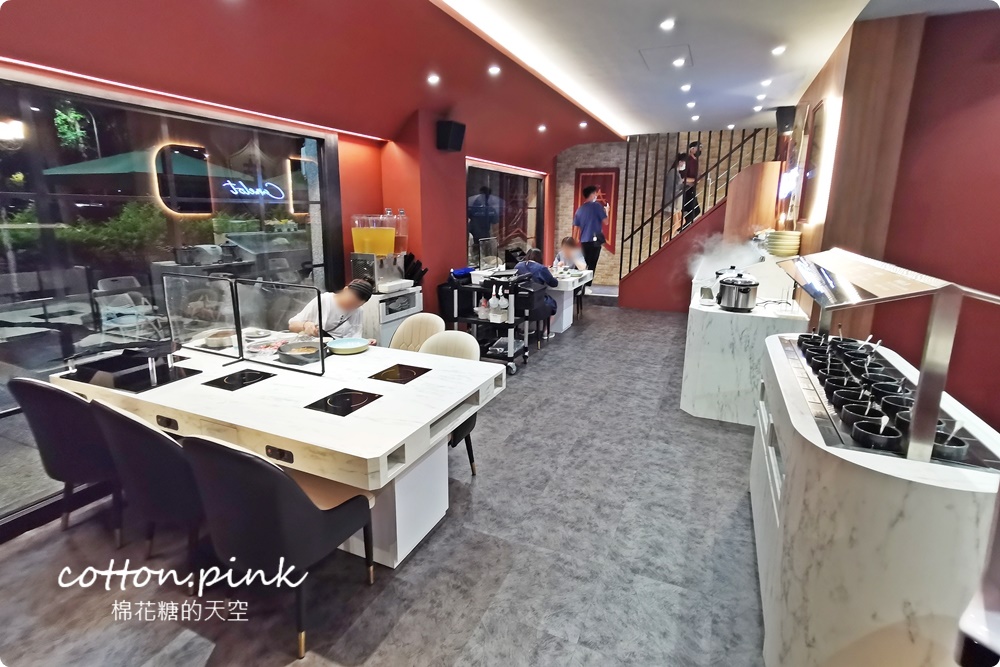 台中人氣火鍋～嗑肉石鍋最新二代店大升級！全台第一家！蔬菜、咖哩飯、霜淇淋吃到飽！
