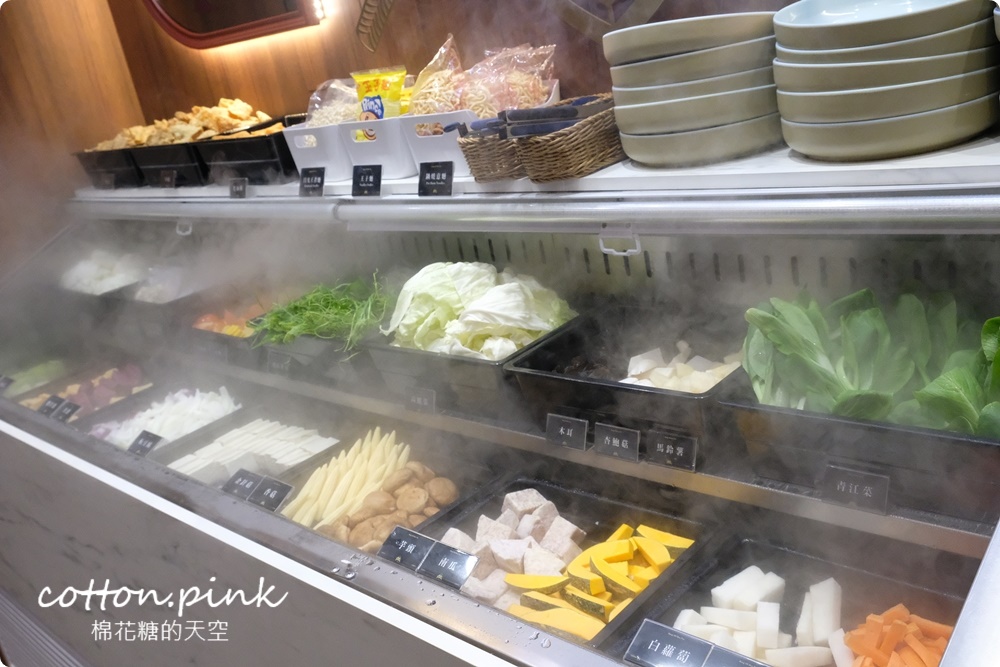 台中人氣火鍋～嗑肉石鍋最新二代店大升級！全台第一家！蔬菜、咖哩飯、霜淇淋吃到飽！