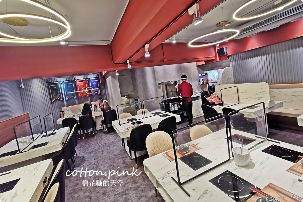 台中人氣火鍋～嗑肉石鍋最新二代店大升級！全台第一家！蔬菜、咖哩飯、霜淇淋吃到飽！