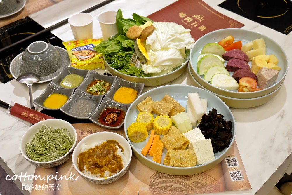 台中人氣火鍋～嗑肉石鍋最新二代店大升級！全台第一家！蔬菜、咖哩飯、霜淇淋吃到飽！