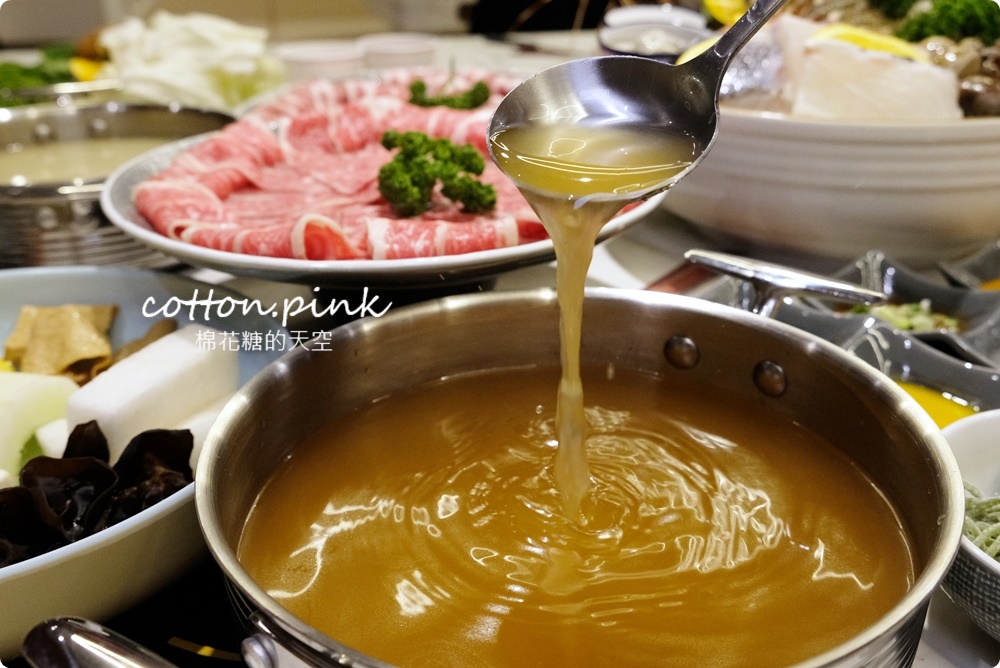 台中人氣火鍋～嗑肉石鍋最新二代店大升級！全台第一家！蔬菜、咖哩飯、霜淇淋吃到飽！