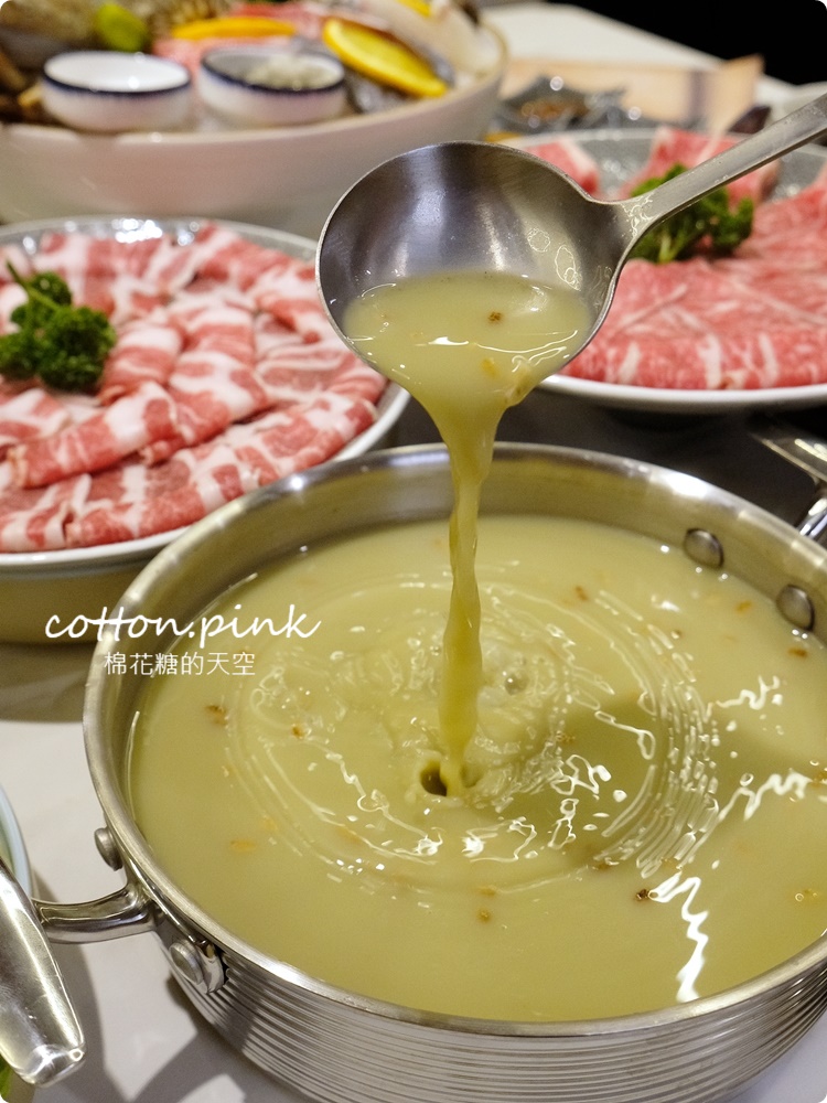 台中人氣火鍋～嗑肉石鍋最新二代店大升級！全台第一家！蔬菜、咖哩飯、霜淇淋吃到飽！