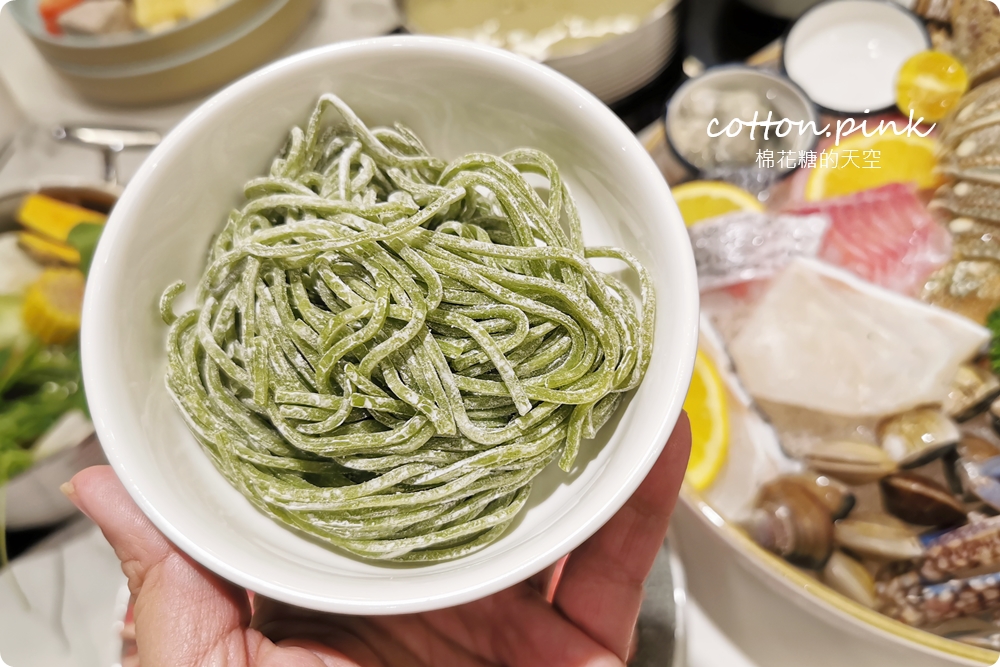 台中人氣火鍋～嗑肉石鍋最新二代店大升級！全台第一家！蔬菜、咖哩飯、霜淇淋吃到飽！