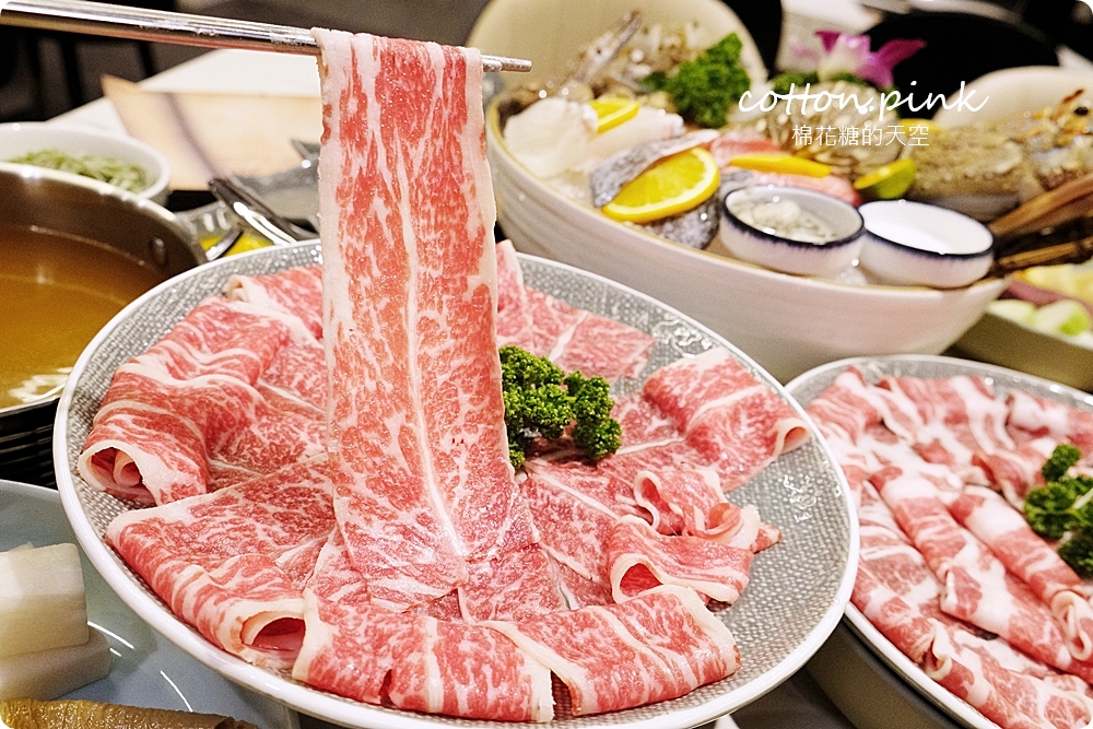台中人氣火鍋～嗑肉石鍋最新二代店大升級！全台第一家！蔬菜、咖哩飯、霜淇淋吃到飽！