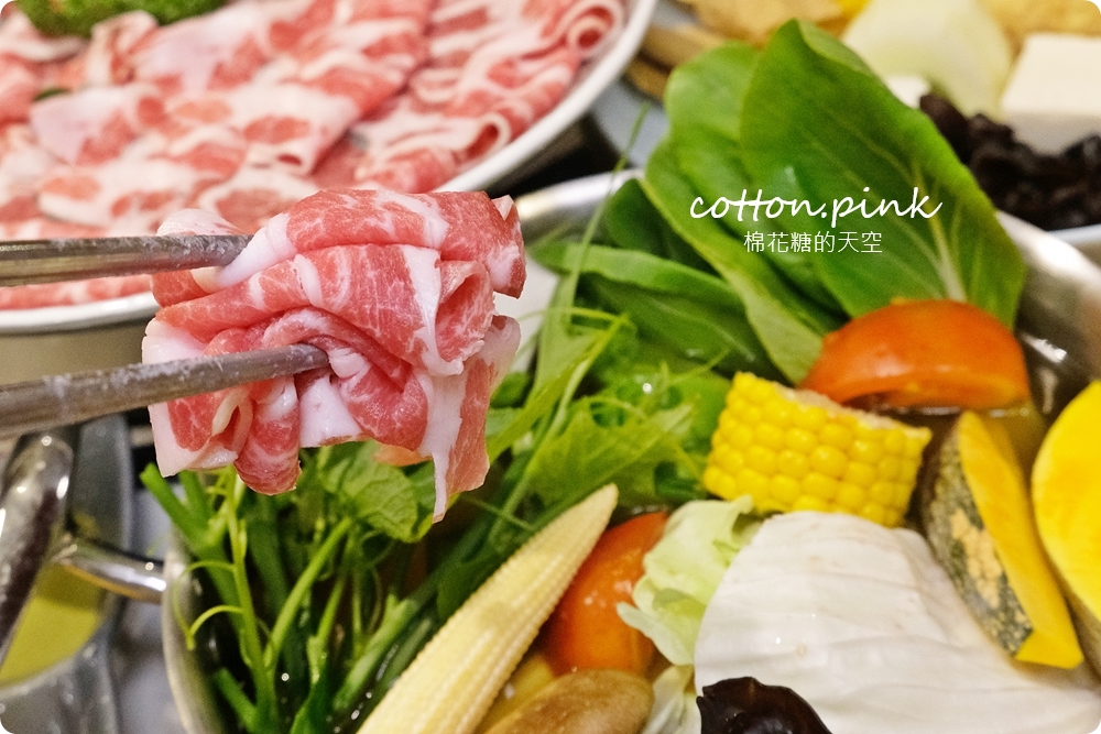 台中人氣火鍋～嗑肉石鍋最新二代店大升級！全台第一家！蔬菜、咖哩飯、霜淇淋吃到飽！