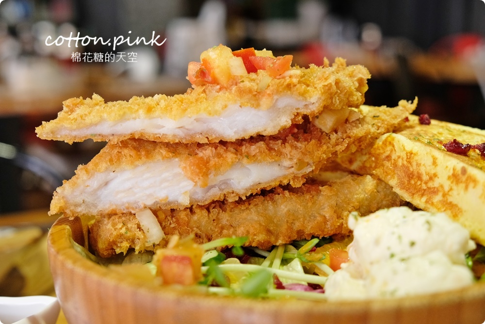 台中人氣早午餐店面超低調，禾間糧倉木盆沙拉料多到爆炸！串燒義大利麵太特別了～