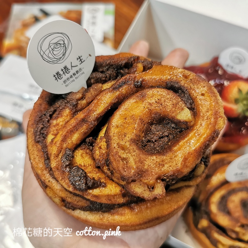 台中最新肉桂捲～捲捲人生大尺寸超爆料！現烤現出爐～賣完再等一小時！