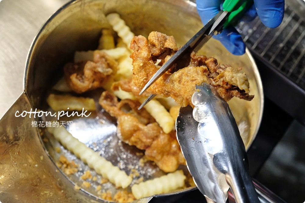 台中獨家綠色鹹酥雞就在酥室！肉桂銀絲卷必點必吃！超人氣手工披薩同步供應中～