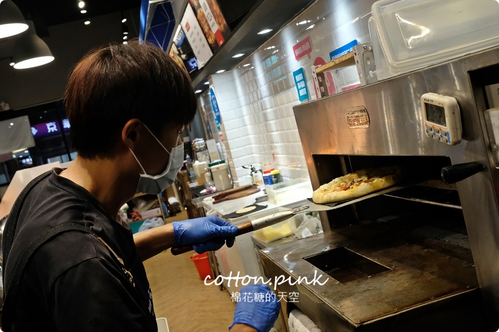 台中獨家綠色鹹酥雞就在酥室！肉桂銀絲卷必點必吃！超人氣手工披薩同步供應中～
