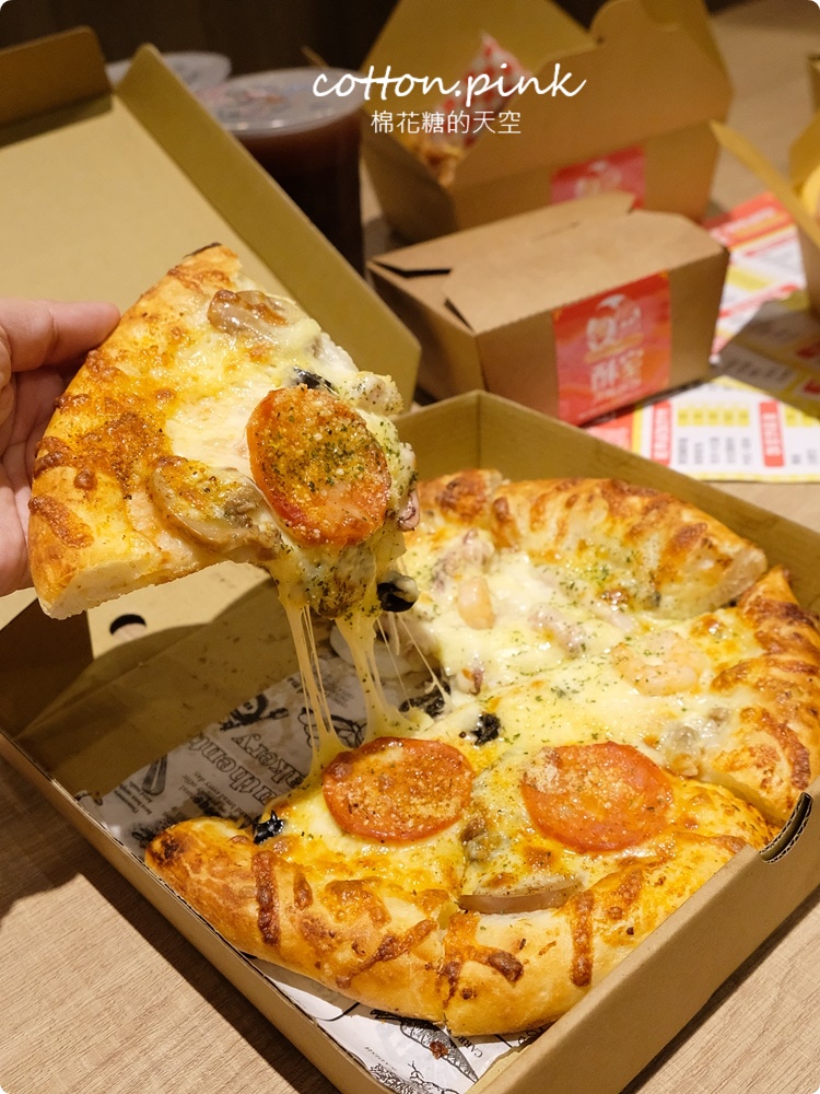 台中獨家綠色鹹酥雞就在酥室！肉桂銀絲卷必點必吃！超人氣手工披薩同步供應中～