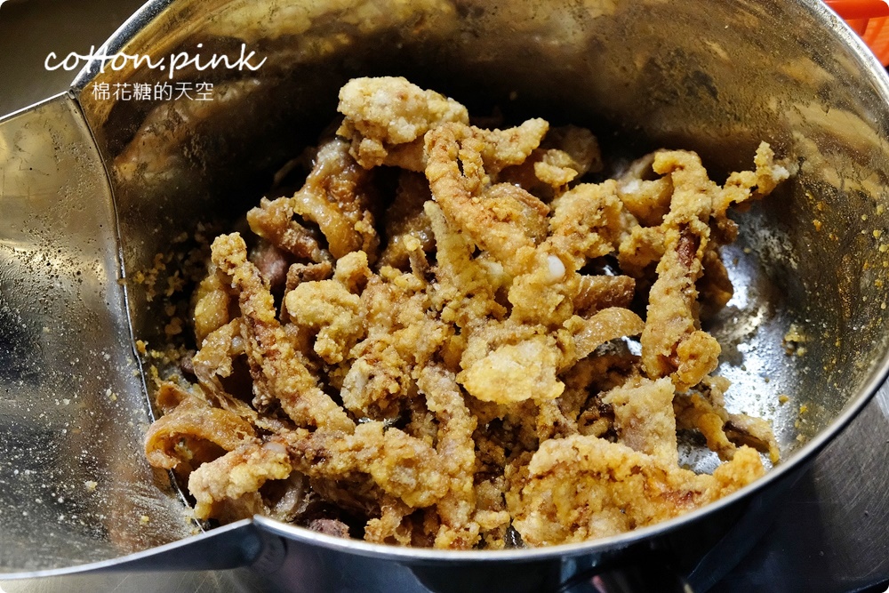 台中獨家綠色鹹酥雞就在酥室！肉桂銀絲卷必點必吃！超人氣手工披薩同步供應中～